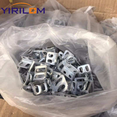 Aksesoris sofa yang ditutupi setengah plastik Klip musim semi 4 lubang untuk mengganjal dengan kuat Mata air berbentuk ular
